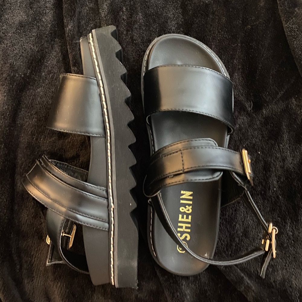 Open Toe Buckle Strap Midform Sandals